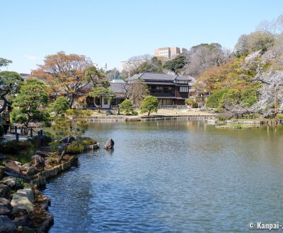 Shin-Edogawa Garden (Tokyo), View on the pond and Shoseikaku house