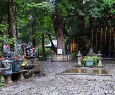 Oiwasan Nisseki-ji (Toyama), View on the temple's grounds