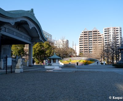 Yokoamicho Park (Tokyo), Commemorative monuments on the central plaza