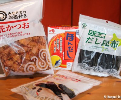 Ready to use dashi (powder and brewing bag) and main ingredients (katsuobushi and konbu)
