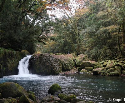 Kikuchi Gorge (Kumamoto), View on a waterfall at the end of autumn