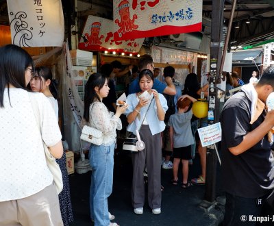 Tsukiji Outer Market (Tokyo), People eating at the stalls of the food market