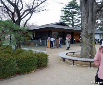 Starbucks Shinjuku Gyoen (Tokyo), Entrance of the shop in the garden