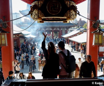 Senso-ji (Asakusa, Tokyo), Tourists in front of the cult pavilion (Nov. 2023)