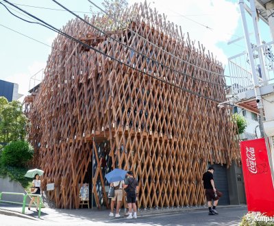Sunny Hills (Tokyo), Outdoor view of the wood trellis structure designed by Kengo Kuma