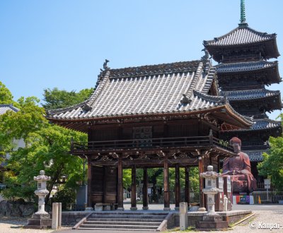 Kosho-ji (Nagoya), View on Chumon gate, the red great Buddha and the pagoda