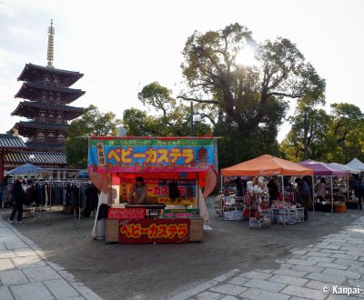 Shitenno-ji Flea Market (Osaka), Vendor stalls and pagoda