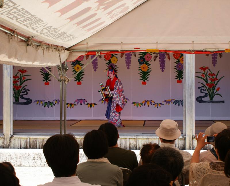 Artistic performance at Shuri Castle (in 2009) Artistic performance at Shuri Castle (in 2009)