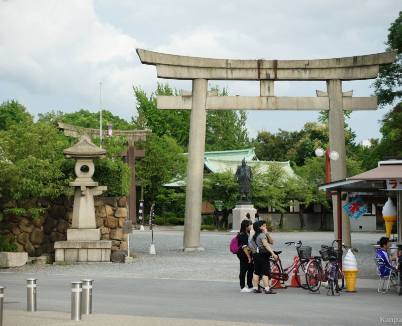 Hokoku-jinja (Osaka), Torii gate and Toyotomi Hideyoshi's statue at the entrance of the shrine's grounds