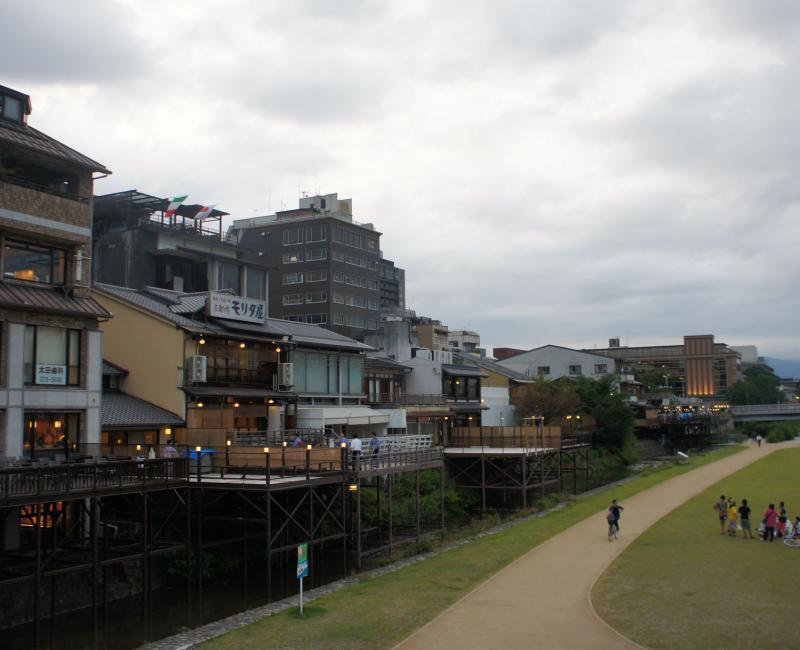 Kamo-gawa (Kyoto), Riverbanks in downtown Kyoto in summer