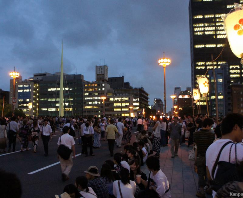 Tenjin Matsuri in Osaka, Viewers of the nightly boat parade 3 Tenjin Matsuri in Osaka, Viewers of the nightly boat parade 3