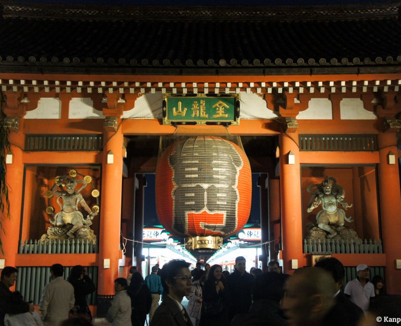Senso-ji (Asakusa), Statues of the gods Raijin and Fujin under the Kaminari-mon gate Senso-ji (Asakusa), Statues of the gods Raijin and Fujin under the Kaminari-mon gate