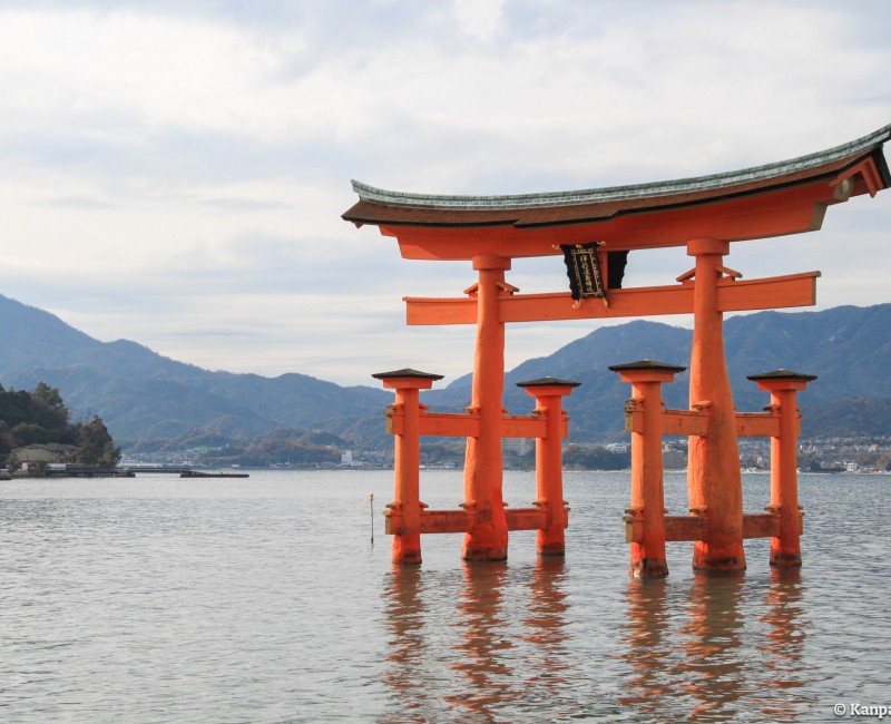 Itsukushima-jinja (Miyajima), Floating torii gate at high tide