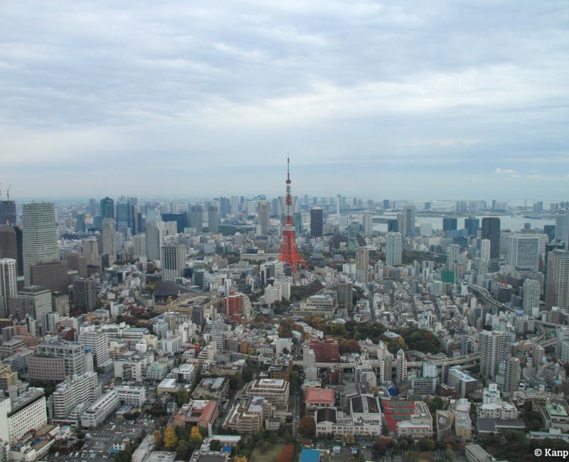 Mori Tower (Roppongi Hills), View on Tokyo Tower Mori Tower (Roppongi Hills), View on Tokyo Tower