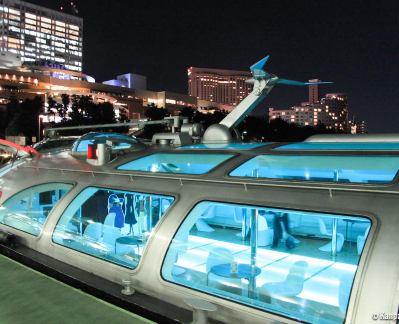 Himiko Cruise (Tokyo), The boat lit-up at night