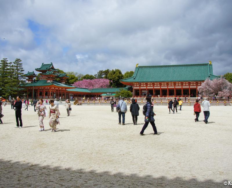 Heian-jingu (Kyoto), Plaza in front of the shrine's entrance