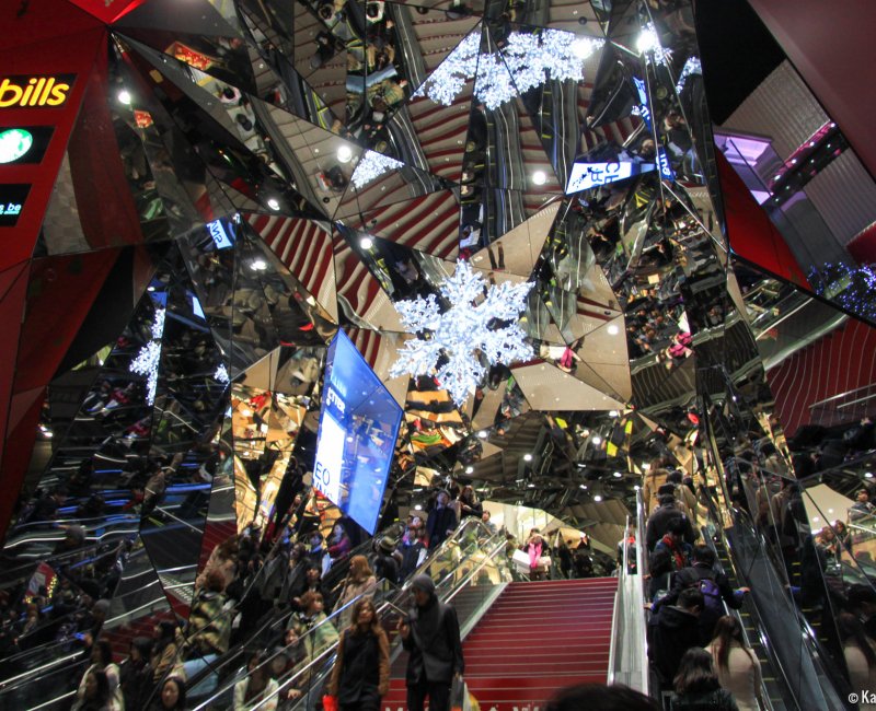 Omotesando Avenue in Tokyo, Mirror entrance of the Tokyu Plaza
