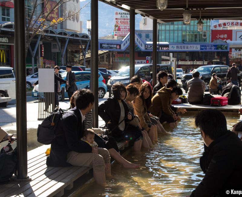 Atami, People enjoying an ashiyu foot bath
