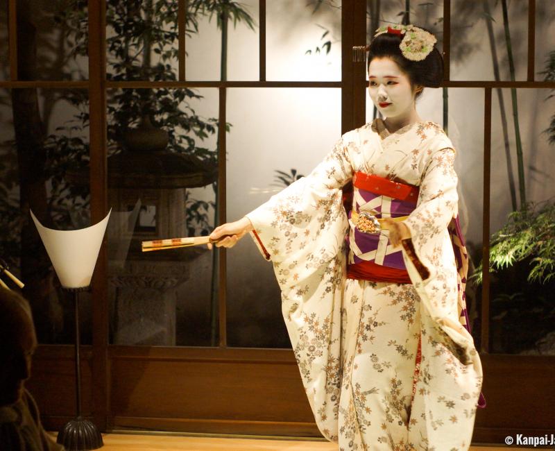 Maiko during a private ceremony in Kyoto 2 Maiko during a private ceremony in Kyoto 2