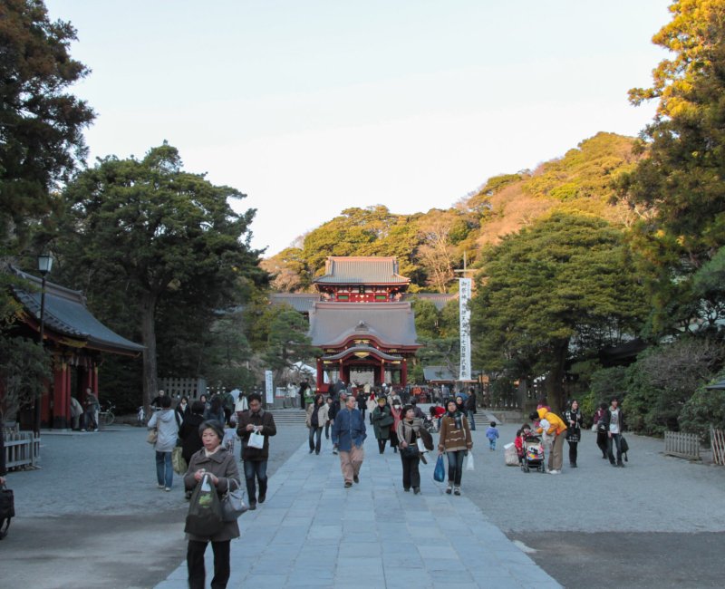 Tsurugaoka Hachimangu (Kamakura), Central pathway in the shrine's grounds in winter 2