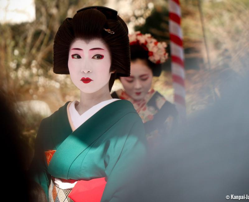Kitano Tenmangu (Kyoto), Geiko and Maiko at an open-air tea ceremony on February 25