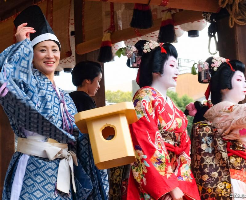 Setsubun, Yasaka-jinja, Shinto shrine attendants, Geiko and Maiko throwing beans 2 Setsubun, Yasaka-jinja, Shinto shrine attendants, Geiko and Maiko throwing beans 2