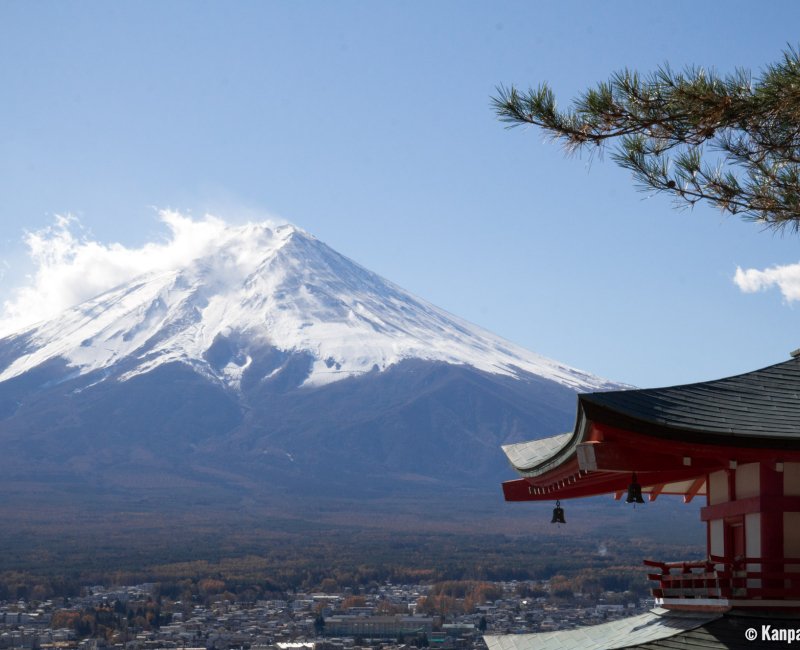 Fujiyoshida (Yamanashi), View on Mount Fuji and Chureito Pagoda on the right