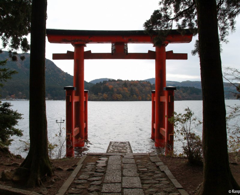 Hakone-jinja, Floating torii on Lake Ashi 2