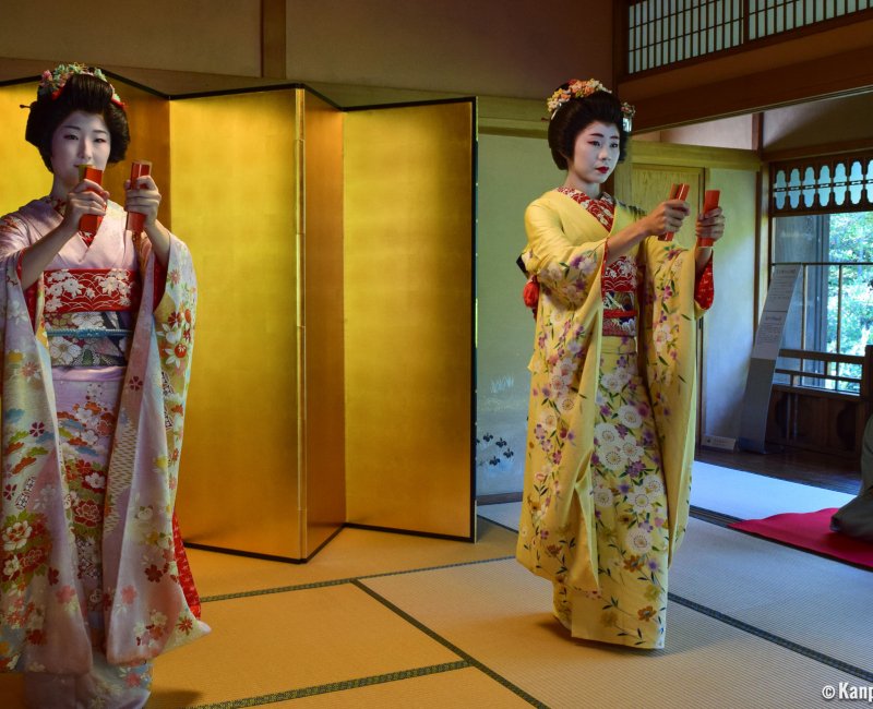 Villa Saito in Niigata, Geigi performing a dance 2