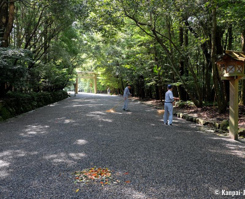 Ise-jingu (Mie), Morning sweeping of the shrine's grounds 2