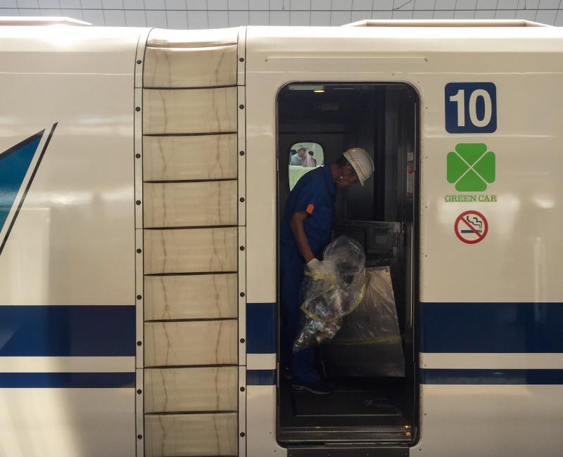 Train in Japan, Shinkansen cleaning between two shifts