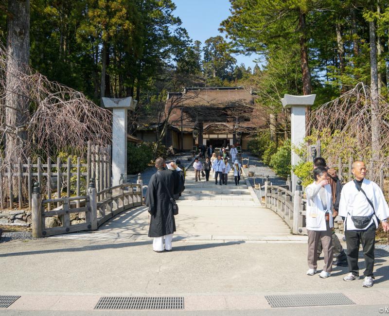 Kongobu-ji (Mount Koya, Wakayama), Pilgrims at the entrance of the temple's grounds