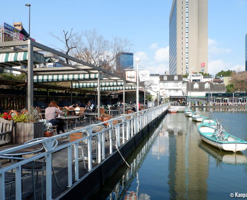 Kagurazaka (Tokyo), Canal Café at the area's southeastern access 3