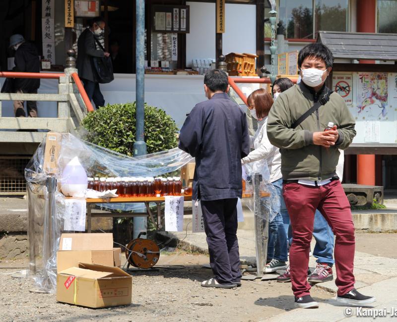 Hana Matsuri in Araibakushi Baisho-in temple (Tokyo), Worshippers receiving ama-cha during Coronavirus pandemic