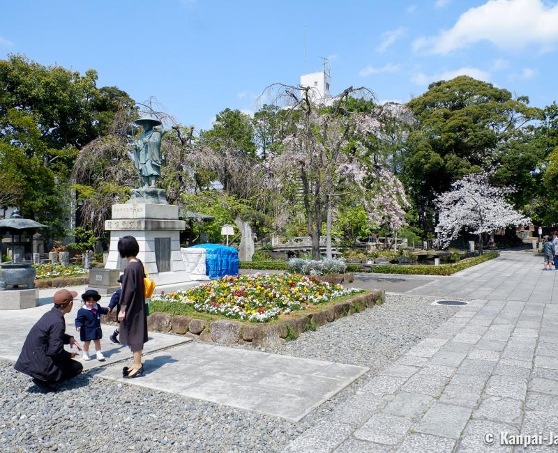 Hana Matsuri in Nishiarai Daishi temple (Tokyo), Japanese family and statue of Kobo Daishi as a pilgrim