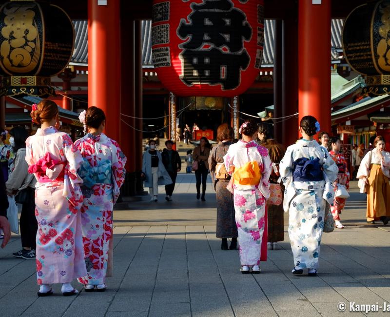Women wearing kimono in Senso-ji temple in Tokyo