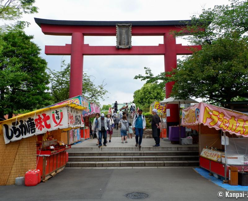 Food stalls at the entrance of Kameido Tenjin shrine (Tokyo) Food stalls at the entrance of Kameido Tenjin shrine (Tokyo)