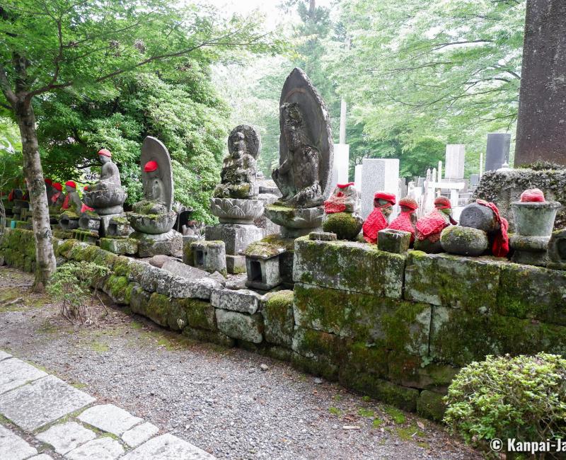 Kanmangafuchi Abyss (Nikko), Cemetery and Jizo statues in Joko-ji Temple