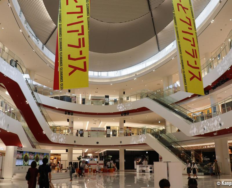 LaLaport EXPOCITY (northern Osaka), Shops and restaurants LaLaport EXPOCITY (northern Osaka), Shops and restaurants