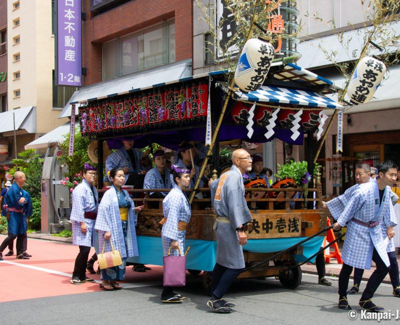 Sanja Matsuri (Tokyo), A float carrying musicians during the festival