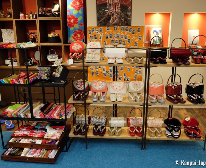 Kimono Hearts kimono and yukata rental shop in Kyoto, accessories aisle Kimono Hearts kimono and yukata rental shop in Kyoto, accessories aisle