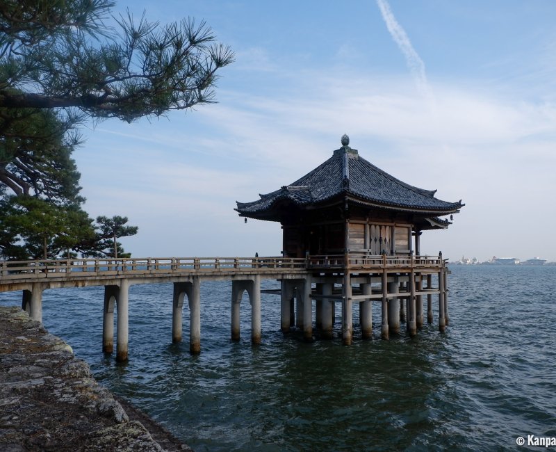 Mangetsu-ji in Otsu (Shiga, Kansai), Ukimido floating pavilion