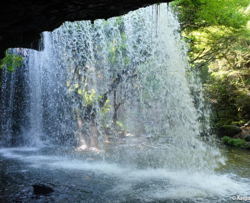 Nabegataki Falls (Kumamoto), View from behind the fall 2