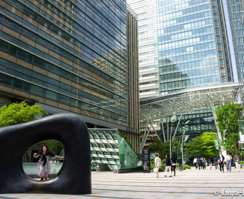 Tokyo Midtown (Akasaka), Plaza main entrance and artwork Key to a Dream by Kan Yasuda from Gaienhigashi-dori Avenue Tokyo Midtown (Akasaka), Plaza main entrance and artwork Key to a Dream by Kan Yasuda from Gaienhigashi-dori Avenue