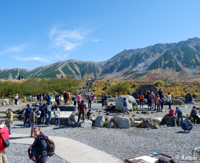 Murodo, Hikers at the bus terminus (Murodo Station) Murodo, Hikers at the bus terminus (Murodo Station)
