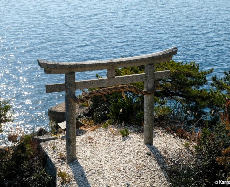 Chikubushima (Lake Biwa), Torii of the ceramic plates throwing tradition Chikubushima (Lake Biwa), Torii of the ceramic plates throwing tradition