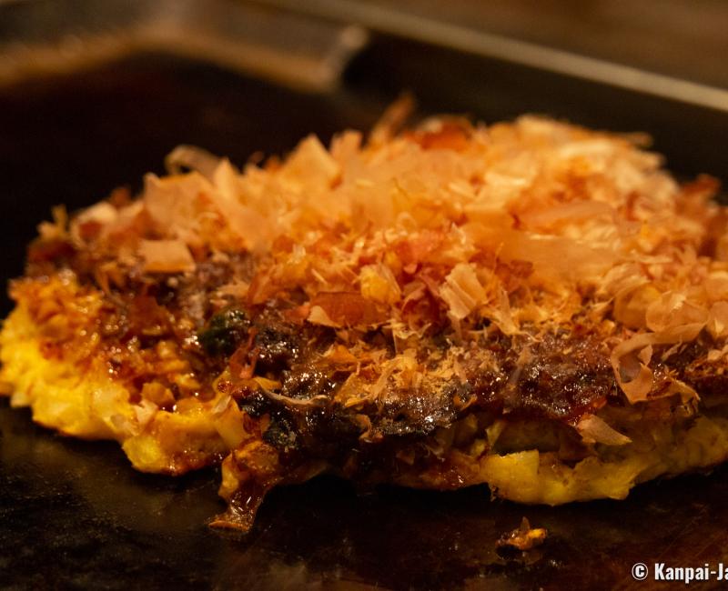 Hozenji San-pei (Osaka), Okonomiyaki cooked on a hot plate Hozenji San-pei (Osaka), Okonomiyaki cooked on a hot plate