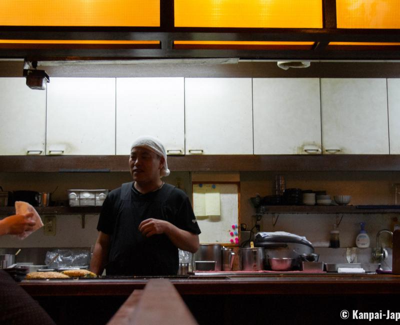 Hozenji San-pei (Osaka), One of the restaurant's chefs at the counter Hozenji San-pei (Osaka), One of the restaurant's chefs at the counter