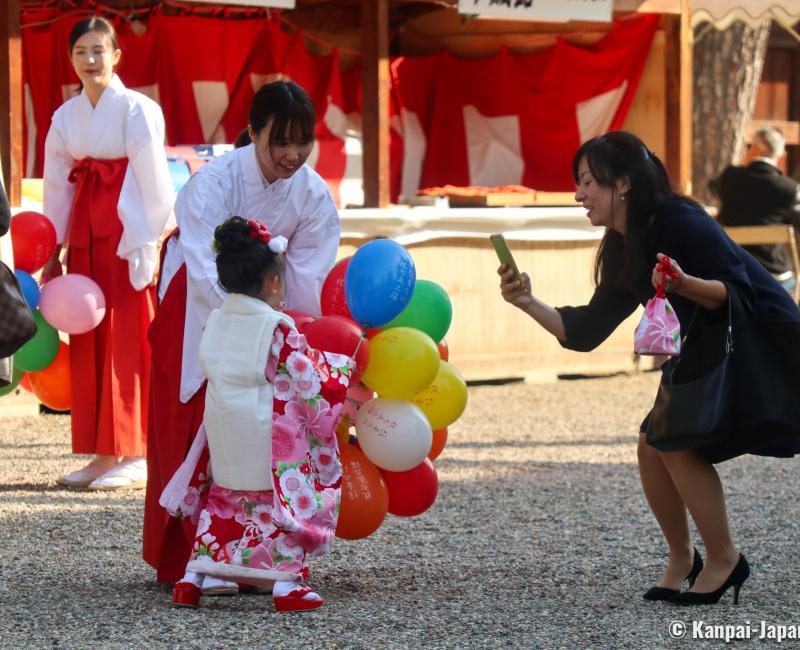 Sumiyoshi Taisha (Osaka), Little girl wearing a kimono and Miko Shinto priestess for Shichi-Go-San in November