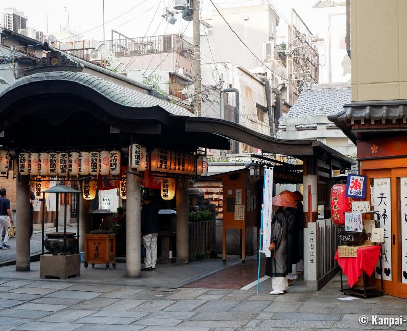 Hozenji Yokocho (Osaka), Hozen-ji temple and monks